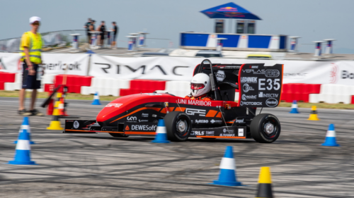 10_race_car_in_competition